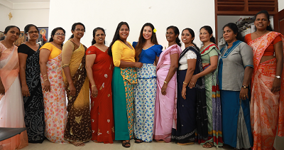 共に働くスリランカの女性たちと前川さん（中央右）